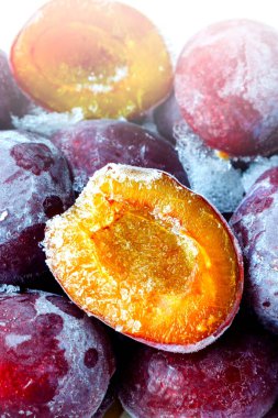 Erik frost soğuk parlak sulu yalan süsleyin. Su damlaları, buz, kar.