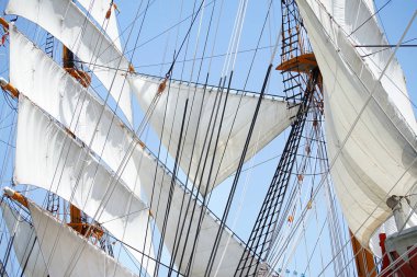 Üç açılı yelken ve günün yelkenli teknesinin halatları.                               