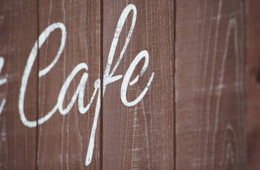 Kafenin duvarına yazılan kafenin mektubu.                               