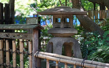 Japon bahçe feneri ve bambu çiti.                               