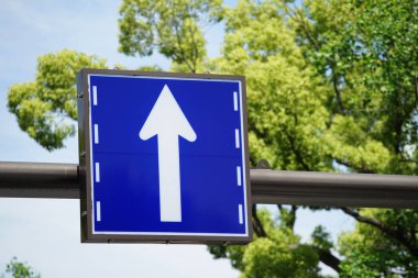 Japon trafik levhası ve ok resmi.                               