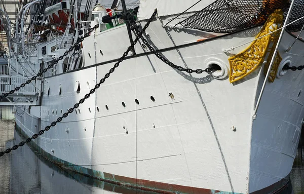 Κύτος Του Ιστιοπλοϊκού Σκάφους Αγκυροβολώντας Στο Λιμάνι Της Ημέρας Όταν — Φωτογραφία Αρχείου