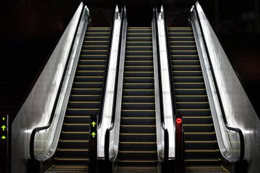 Işıkla aydınlatılan gece yürüyen merdiven.                               