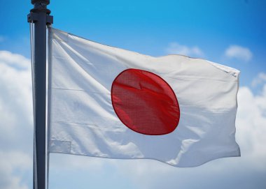 Japon ulusal bayrağı güzel günlerin rüzgarında dalgalanır.                                                              