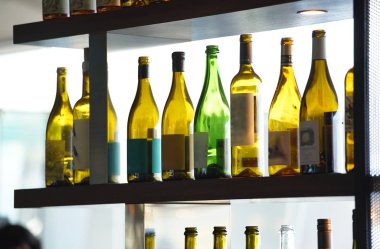 Pencerenin yanındaki rafta bir sürü şişe var.                               