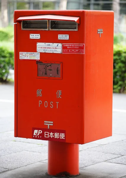 那个放在日本小镇上的红色信箱 — 图库照片