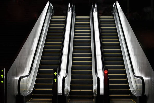 Die Nächtliche Rolltreppe Die Vom Licht Erleuchtet Wurde — Stockfoto