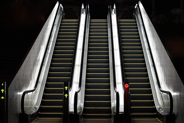 Escalera Mecánica Nocturna Que Fue Iluminada Por Luz —  Fotos de Stock