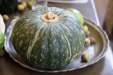 Tabaktaki sebze kabağının manzarası.                               