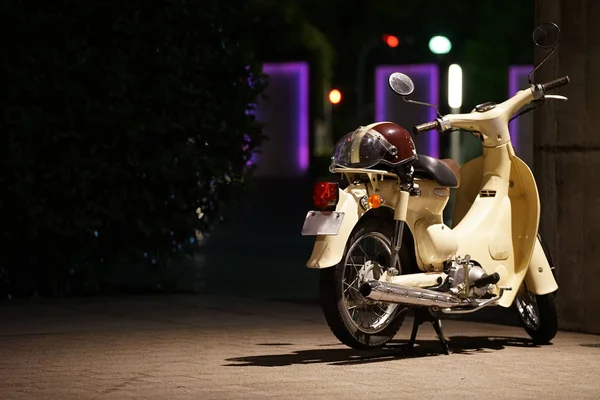 Das Motorrad Das Der Nacht Auf Dem Freigelände Abgestellt Wurde — Stockfoto
