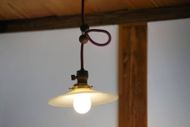 Tavana asılmış odanın elektrik ampulünün ışığı.                               