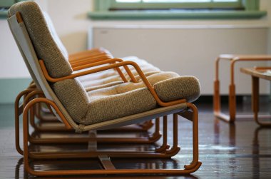  Birçok sandalyenin sıraya girdiği oda.                              