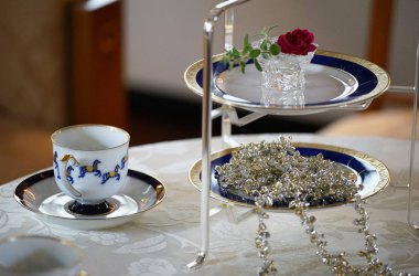 Masadaki çayın geri kalan kısmında sofra takımı.                               