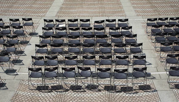 Viele Stühle Auf Der Freifläche Des Tages Als Noch Ordnung — Stockfoto