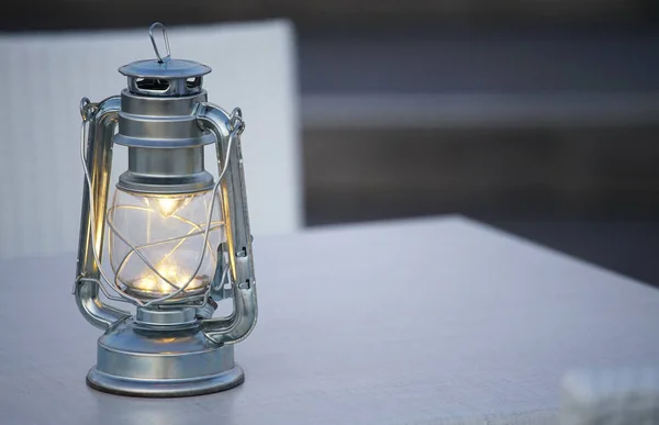 Gece bahçesinin masasına konan lamba.                               