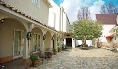 O günün evinin temiz avlusu, güzel günleriydi.                               