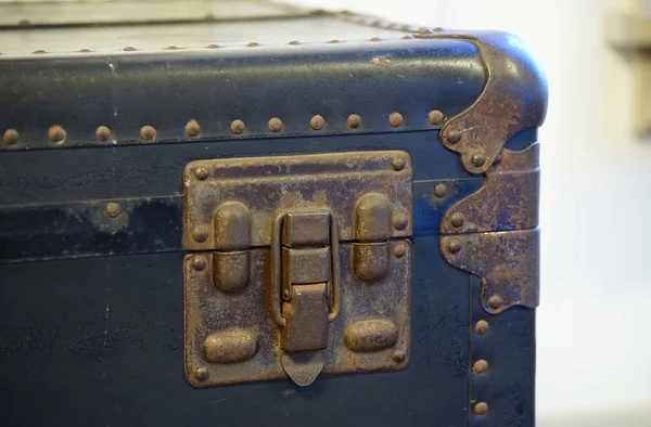 旧行李箱锁的金属配件 — 图库照片