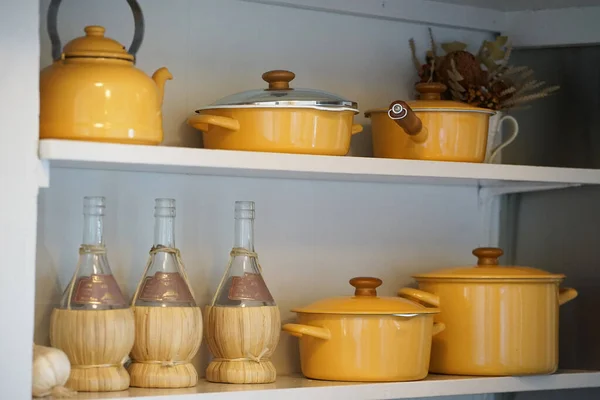 Gelbe Pfanne Regal Der Küche — Stockfoto