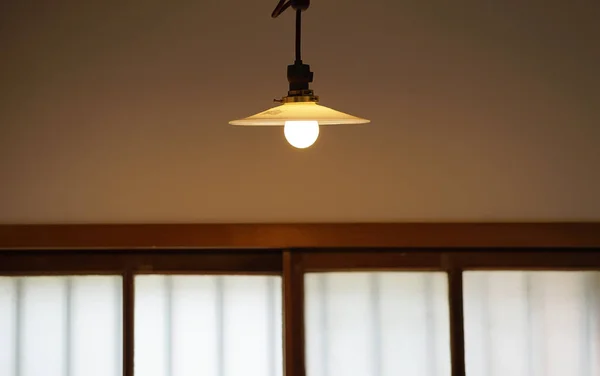 Pencereli Odanın Elektrik Işığı — Stok fotoğraf