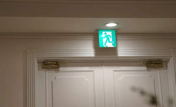 部屋のドアと避難指示灯 — ストック写真