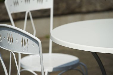 Bir masa ve günün bahçe sandalyesi. Güzel zamanlardı.                               