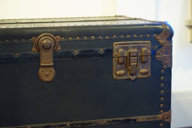 Eski bagajın kilidi için metal parçalar.                               