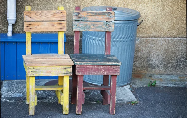 家の前に置かれた二つの古い木製の椅子 — ストック写真