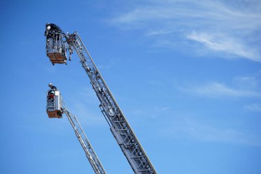 Mavi gökyüzünün merdiven vagonunun itfaiye tatbikatı.                               