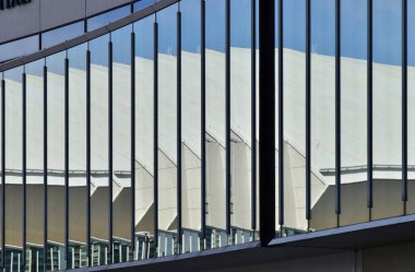 Modern binanın pencere camı.