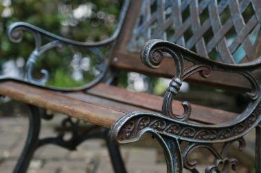 Gündüz parkının bankı.