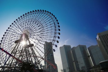 Kentsel yüksek binalar ve mavi gökyüzünün dönme dolabı iyi durumdaydı.
