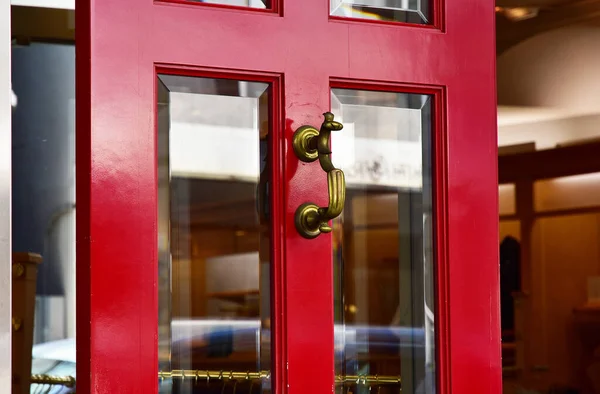 入口的红门和金色旋钮的场景 — 图库照片
