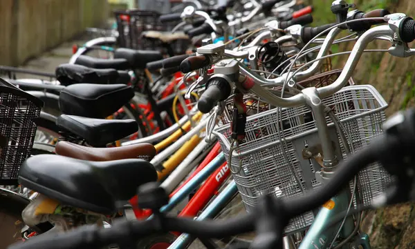 自転車専用駐車場の多い風景 — ストック写真