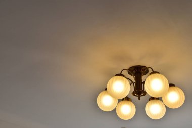 Tavanda turuncu ışıklandırma manzarası