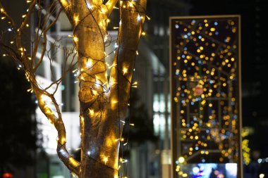 Kış kasabasının sokaklarının aydınlanması                               