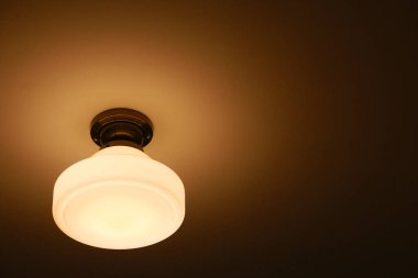Odanın tavanındaki ışığın aydınlatma ekipmanları.