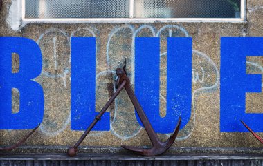 Eski betonun duvarı mavi mektubu yazdı.