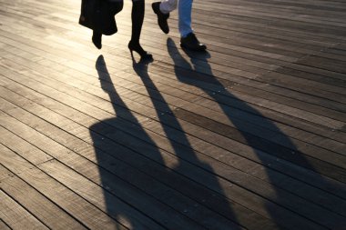 Kaldırım kenarındaki döşeme güneşin batışıyla aydınlandı.