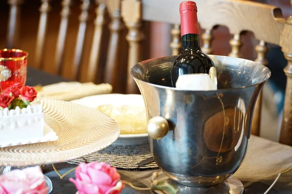 Şarap Soğutucusu Şişe Masanın Üstünde — Stok fotoğraf