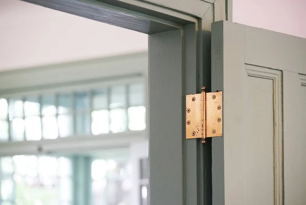 Evin ahşap kapısının menteşesi.                               