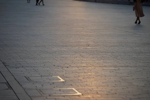 夕阳西下的城镇街道人行道上的石子铺成的路面 — 图库照片
