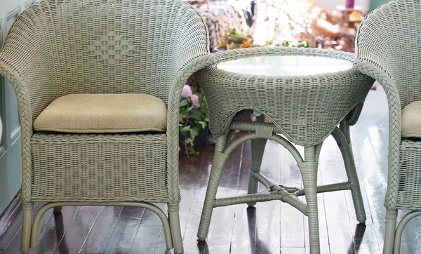 Bir sandalye ve oda iskemlesi.                               