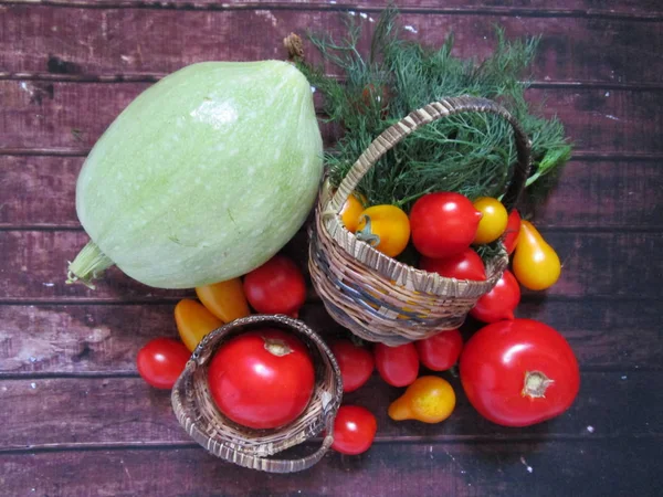 Tomates multicolores y calabacines — Foto de Stock