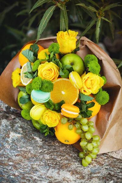 Het oorspronkelijke ongebruikelijke eetbare boeket van vruchten — Stockfoto