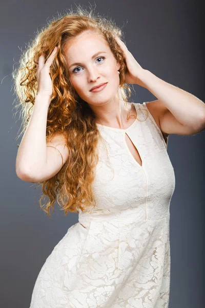 Retrato de una bella dama en gris. Captura de estudio — Foto de Stock