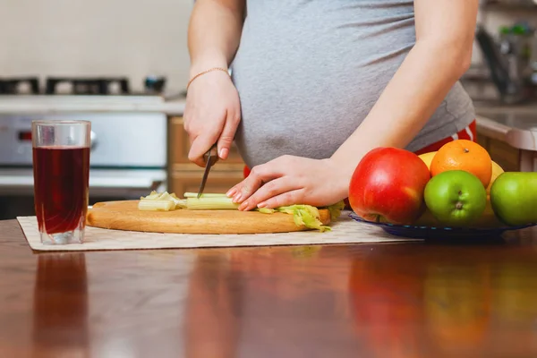 Beautiful pregnant woman on kitchen — Stock Photo, Image