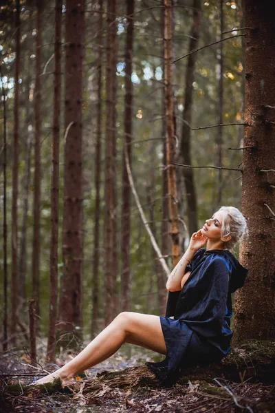 Женщины отдыхают в глубоком сказочном лесу — стоковое фото