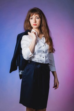 güzel bir kadın siyah klasik elbise poz üzerinde