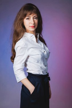 kadın renkli arka plan ile