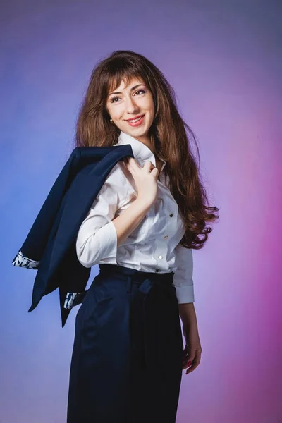 Hermosa mujer en negro vestido clásico pose —  Fotos de Stock